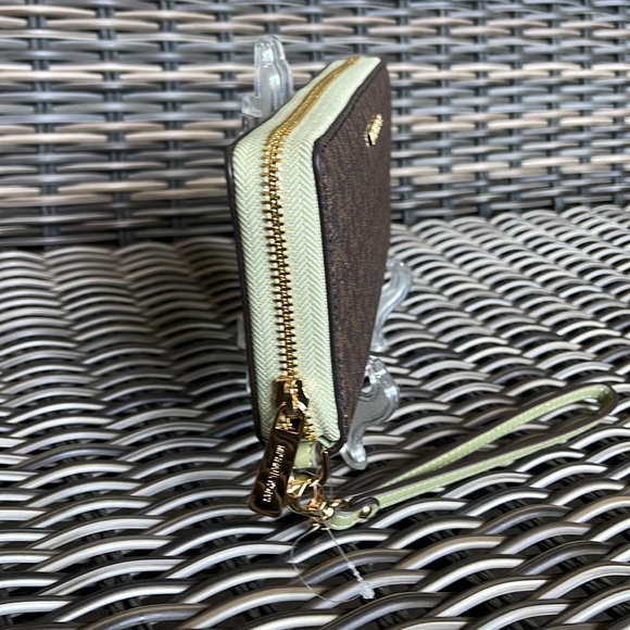 Michael Kors Jet Set Travel Large Travel CONTINENTAL 
Light Sage - Picture 2 of 16